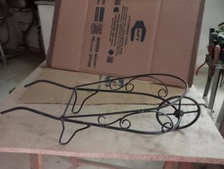 Carretilla decorativa de hierro forjado