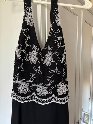 Mono Negro con Bordado Blanco Talla 42