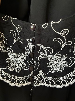 Mono Negro con Bordado Blanco Talla 42