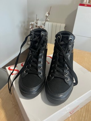 Botines cuña Guess mujer negros