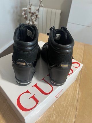 Botines cuña Guess mujer negros
