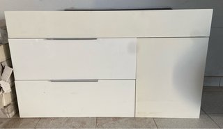 Mueble de baño blanco