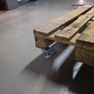 Palet europeo de madera con ruedas