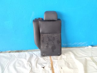 Respaldo lateral de asiento trasero abatible