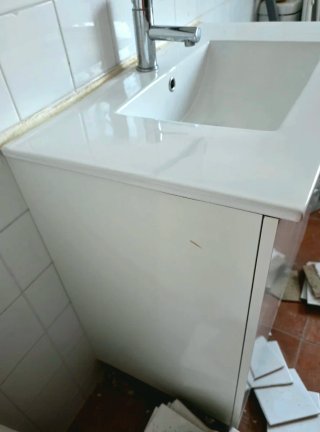 Mueble de baño con lavabo y grifo