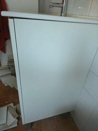 Mueble de baño con lavabo y grifo