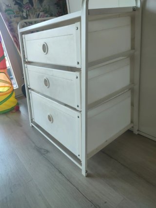 Cassettiera bianca in metallo e plastica