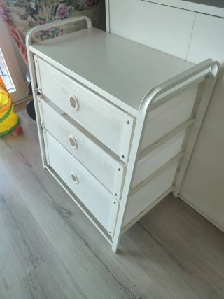 Cassettiera bianca in metallo e plastica