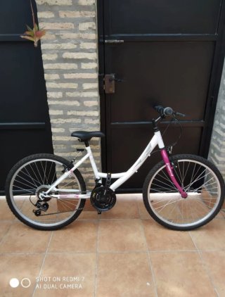 Bicicleta infantil blanca y rosa