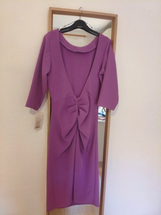 Vestido invitada morado espalda descubierta