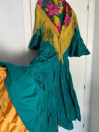 Precioso vestido de gitana con mantoncillo a juego