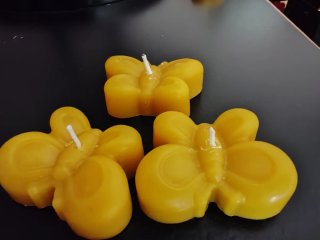 Set tre candele  a forma di farfalla in cera d'api