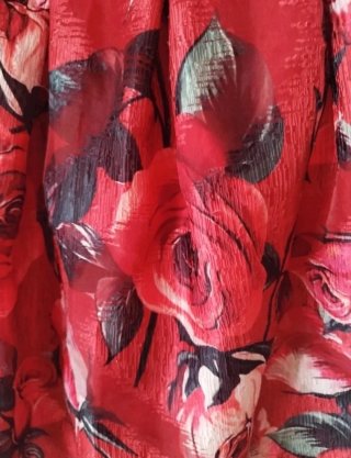 Abito con rose rosse