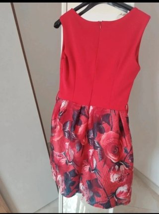 Abito con rose rosse