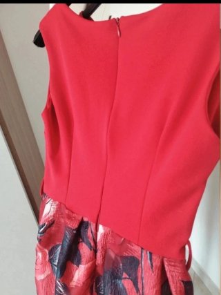 Abito con rose rosse