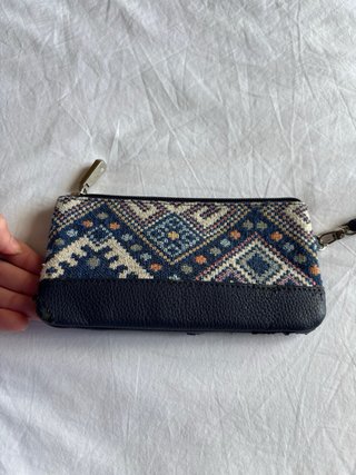Cartera con estampado étnico