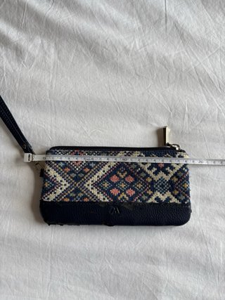 Cartera con estampado étnico