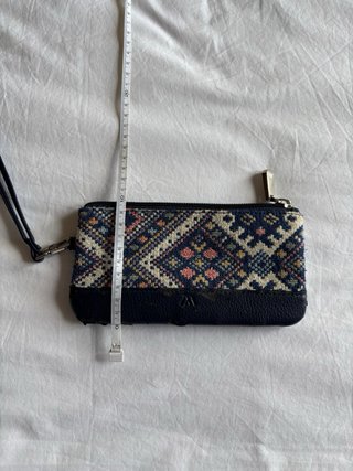 Cartera con estampado étnico