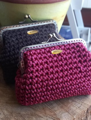 Monederos crochet negro y fucsia
