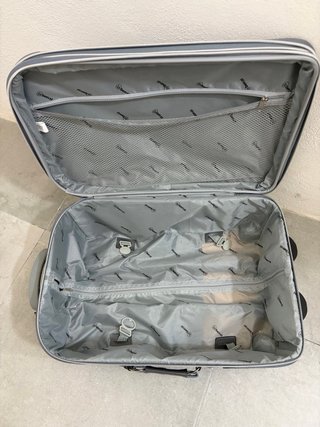Maleta gris con ruedas