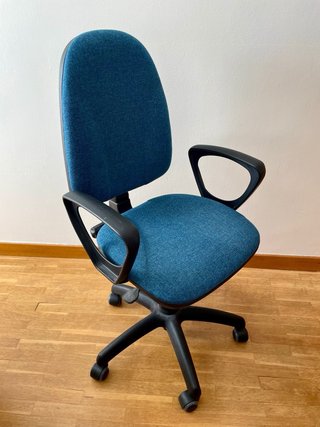 Silla de oficina ergonómica azul y negra