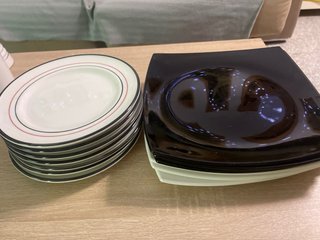 Juego de platos cuadrados negros y blancos