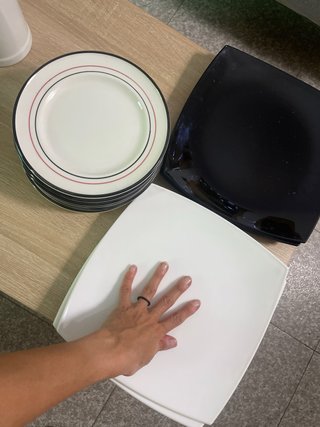 Juego de platos cuadrados negros y blancos