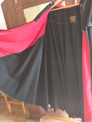 Capa Española Seseña Talla Grande Negra Roja