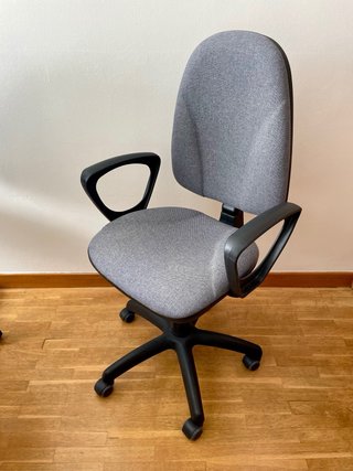 Silla de escritorio gris y negra