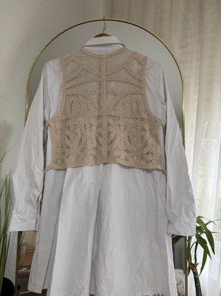 Vestido camisero blanco con chaleco crochet