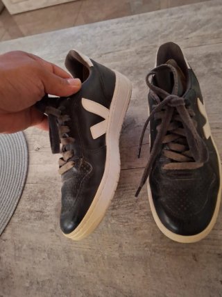 Zapatillas deportivas negras y blancas