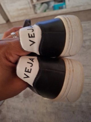 Zapatillas deportivas negras y blancas