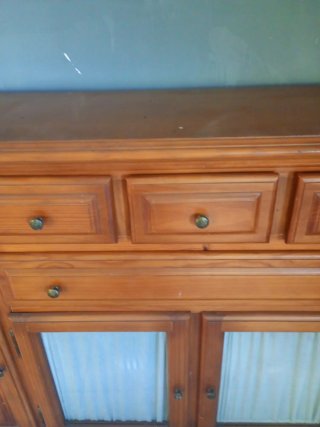 Armadio in legno massello con porte in vetro