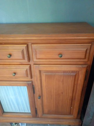 Armadio in legno massello con porte in vetro