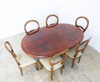 Mesa ovalada y 6 sillas tapizadas