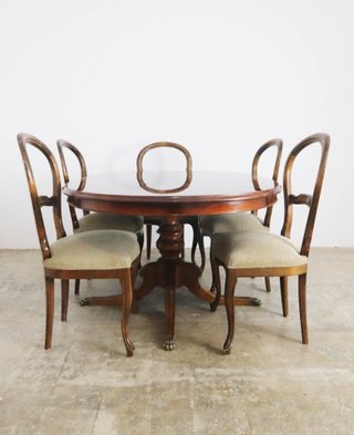Mesa ovalada y 6 sillas tapizadas