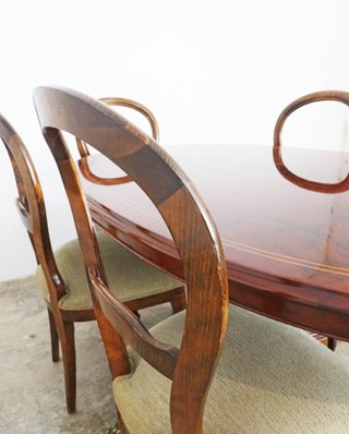 Mesa ovalada y 6 sillas tapizadas