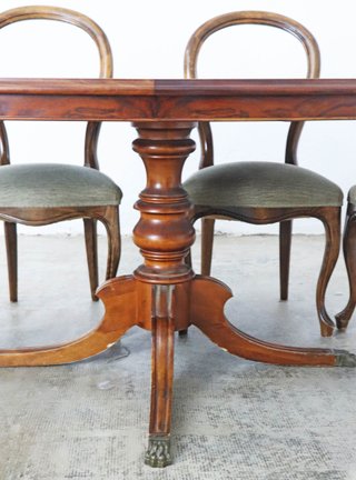 Mesa ovalada y 6 sillas tapizadas