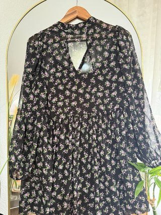 Vestido floral Stradivarius negro y morado