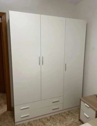 Armario blanco de madera