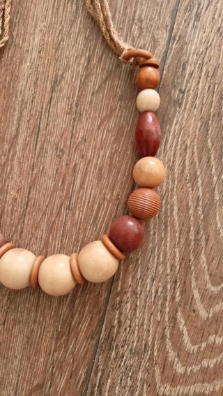 Collar de cuentas de madera