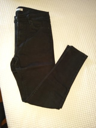 Pantalón pitillo negro