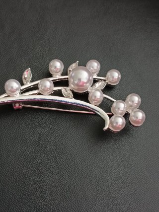 Broche plateado con perlas blancas joyas de mujer