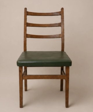 Silla de madera con asiento de piel