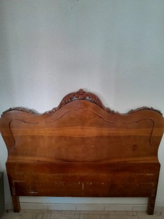 Cabecero de cama de madera tallada