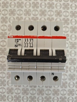 Interruptor diferencial y contactores ABB