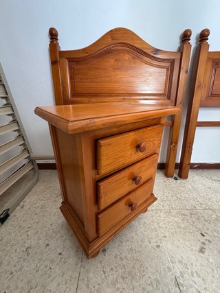Dormitorio somieres, colchones, cabeceros y mesita