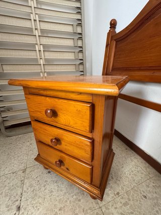 Dormitorio somieres, colchones, cabeceros y mesita