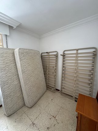 Dormitorio somieres, colchones, cabeceros y mesita