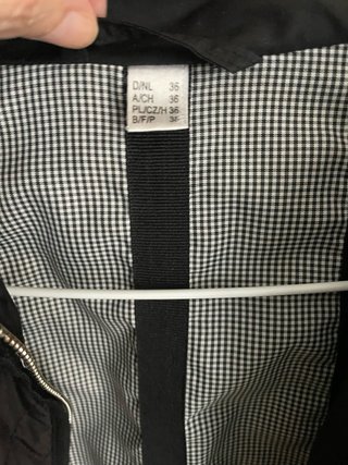 Chaqueta negra acolchada mujer